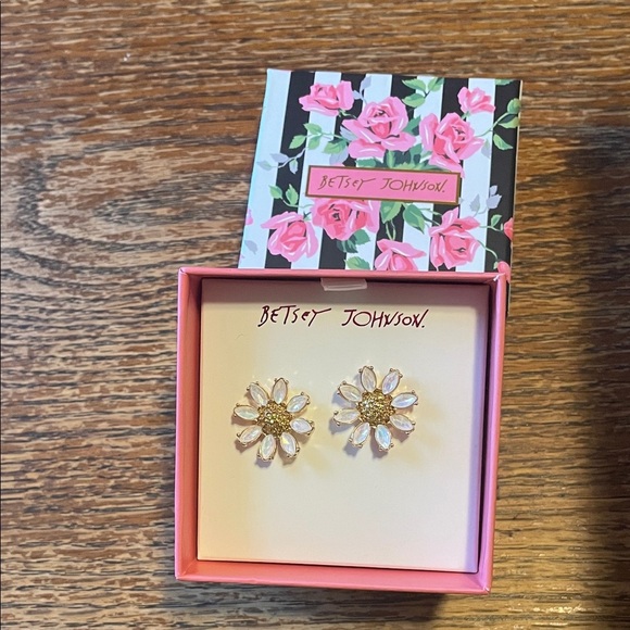 Betsey Johnson Gold and White Daisy Earrings - Picture 1 of 2